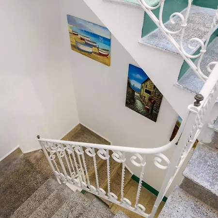 Daire La Castellana Apartments, Vista Panoramica Sul Mare, Nel Cuore Storico Di Carini, A Due Passi Dal Duomo E Dal Castello
