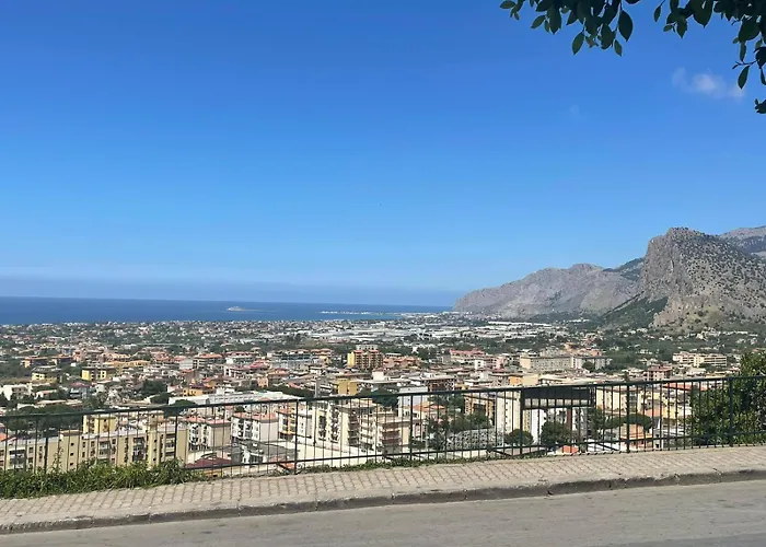 Apartamento La Castellana Apartments, Vista Panoramica Sul Mare, Nel Cuore Storico Di Carini, A Due Passi Dal Duomo E Dal Castello Carini