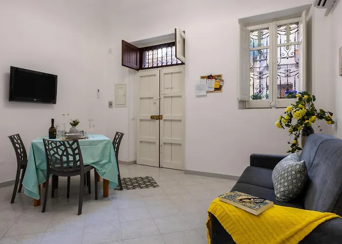 Apartamento La Castellana Apartments, Vista Panoramica Sul Mare, Nel Cuore Storico Di Carini, A Due Passi Dal Duomo E Dal Castello